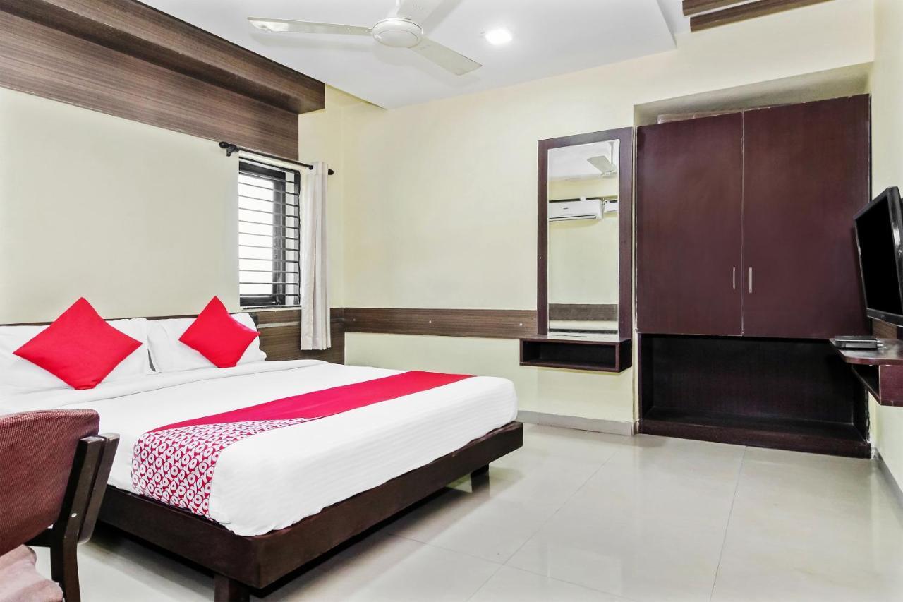 Oyo 30537 Hotel Megharaj Bijāpur Extérieur photo